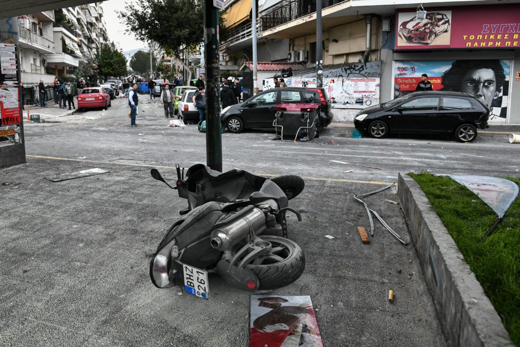 Φοβερά σκηνικά μάχης στη Νίκαια: «Ντου» και ξύλο μεταξύ οπαδών του Ιωνικού και της Προοδευτικής