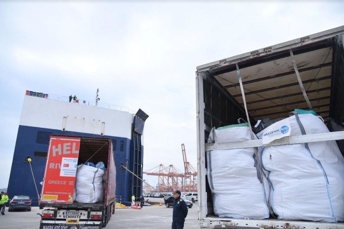 Εκατοντάδες τόνοι ανθρωπιστικής βοήθειας από Ελλάδα προς Τουρκία και Συρία