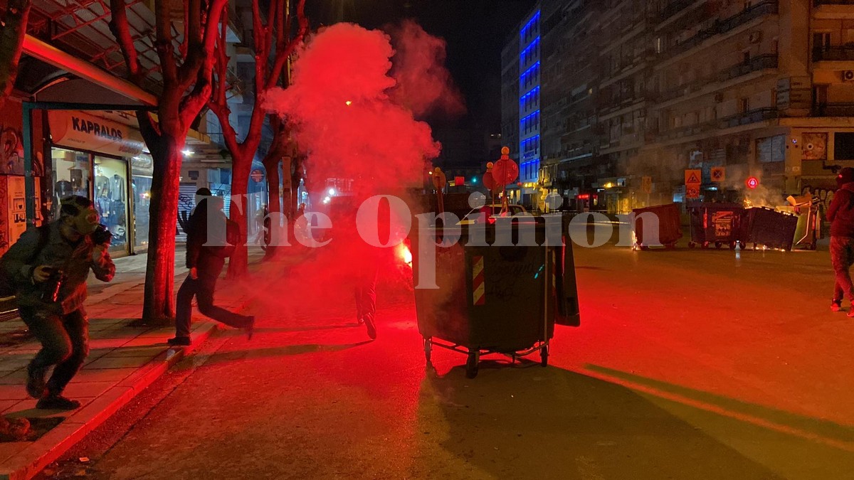 Δακρυγόνα, μολότοφ και κυνηγητό μετά την πορεία για την τραγωδία στα Τέμπη (ΦΩΤΟ+VIDEO)