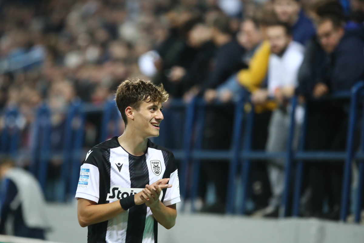 Το απίθανο standing ovation των φίλων της Λαμίας στην αλλαγή του Κωνσταντέλια (video)