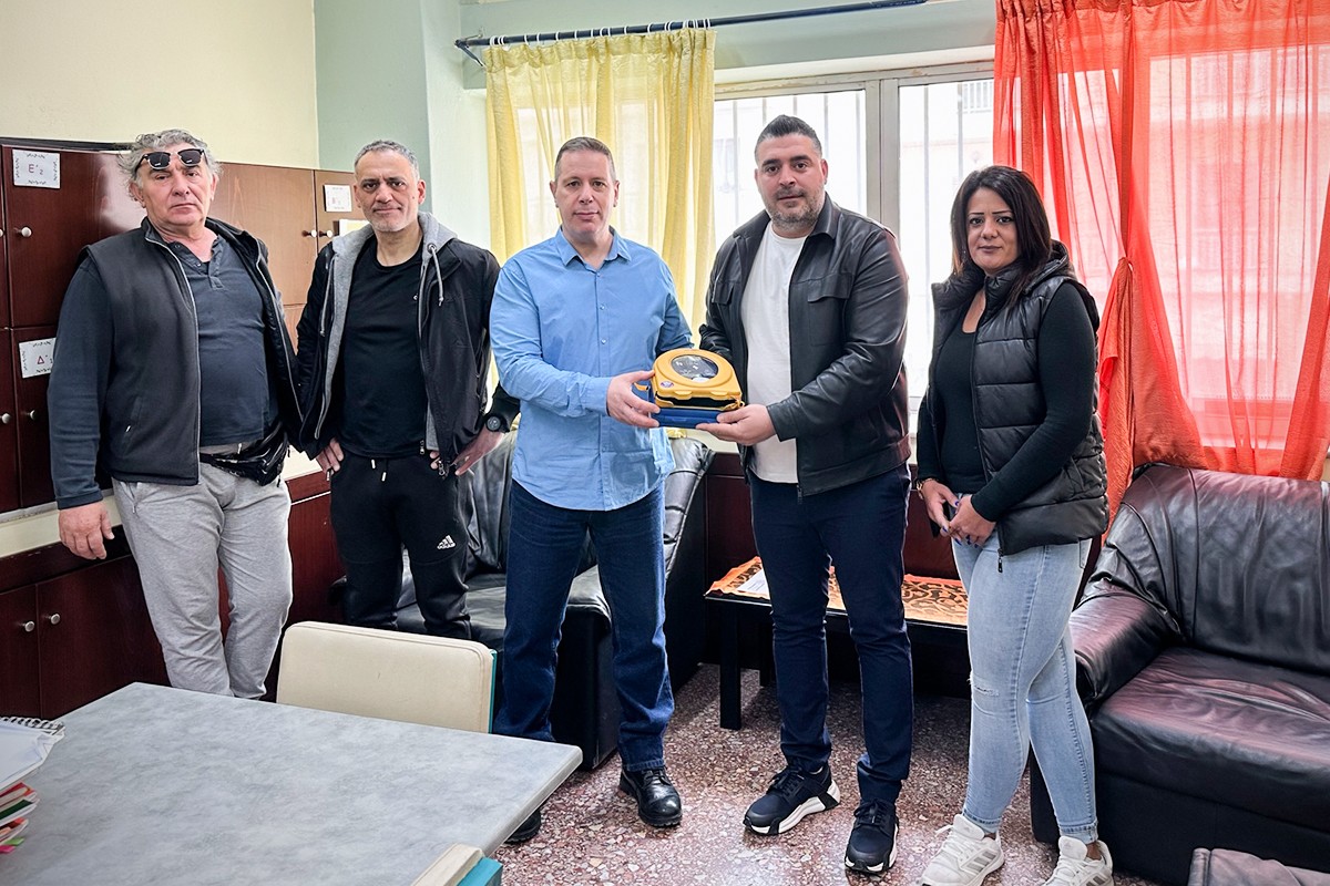 Ακόμη μία δωρεά απινιδωτή από τον Συμεών Κουπελόγλου σε δημοτικό σχολείο