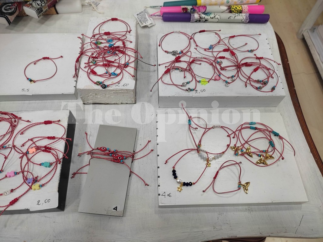 «Μάρτης» στο χέρι: Τα σχέδια, τα χρώματα, το πλέξιμο και τα κόστη (ΦΩΤΟ)