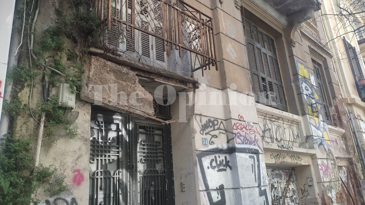 Θεσσαλονίκη: Κατέρρευσε μπαλκόνι στο κέντρο – Από θαύμα δεν υπήρξαν θύματα (ΦΩΤΟ+VIDEO)