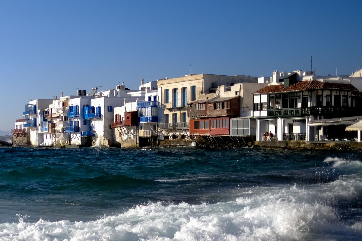 Μύκονος: Ζητάνε από εργαζόμενους 2.000 ευρώ το μήνα για σπίτι 40 τμ (VIDEO)