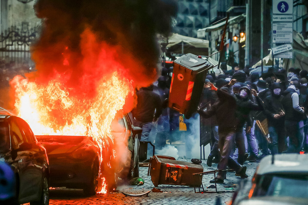 Σκηνικό πολέμου στη Νάπολι: Σοβαρά επεισόδια μεταξύ οπαδών πριν την έναρξη του αγώνα (vids)