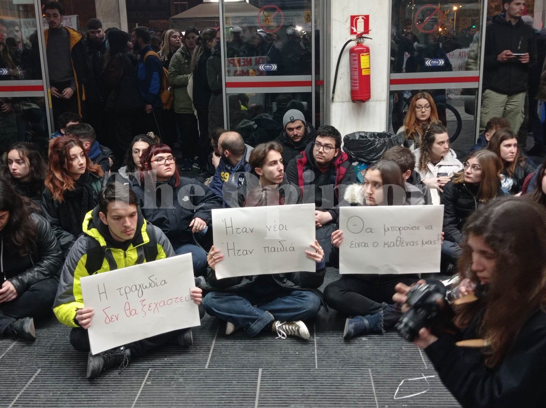 «Η τραγωδία δεν θα ξεχαστεί – Ήταν νέοι, ήταν παιδιά»! Οργή και θλίψη για τα θύματα των Τεμπών (ΦΩΤO)