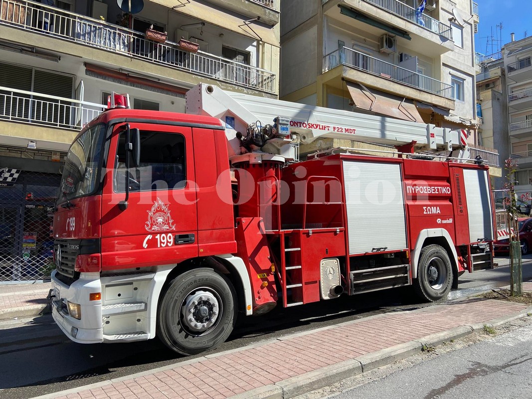 Φωτιά σε διαμέρισμα στη Θεσσαλονίκη – Ηλικιωμένη μεταφέρθηκε στο νοσοκομείο