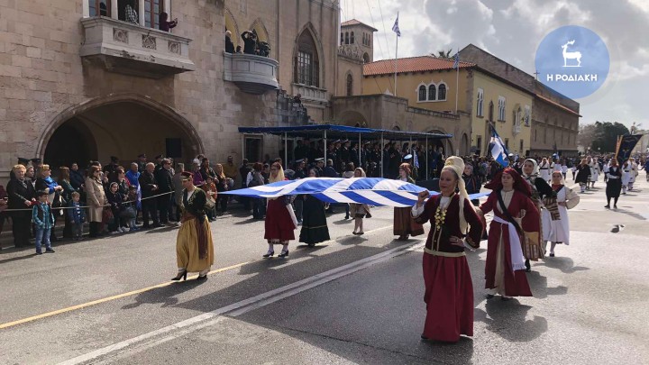 Μαθητές παρελαύνουν με μαύρη κορδέλα στο πέτο ως ένδειξη πένθους στην 75η επέτειο Ενσωμάτωσης της Δωδεκανήσου (VIDEO)