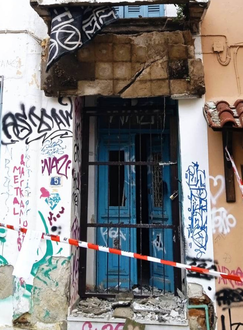 Θεσσαλονίκη: «Κρέμασε» μπαλκόνι στην Άνω Πόλη – Καταγγελία ότι αδιαφορεί η ιδιοκτήτρια