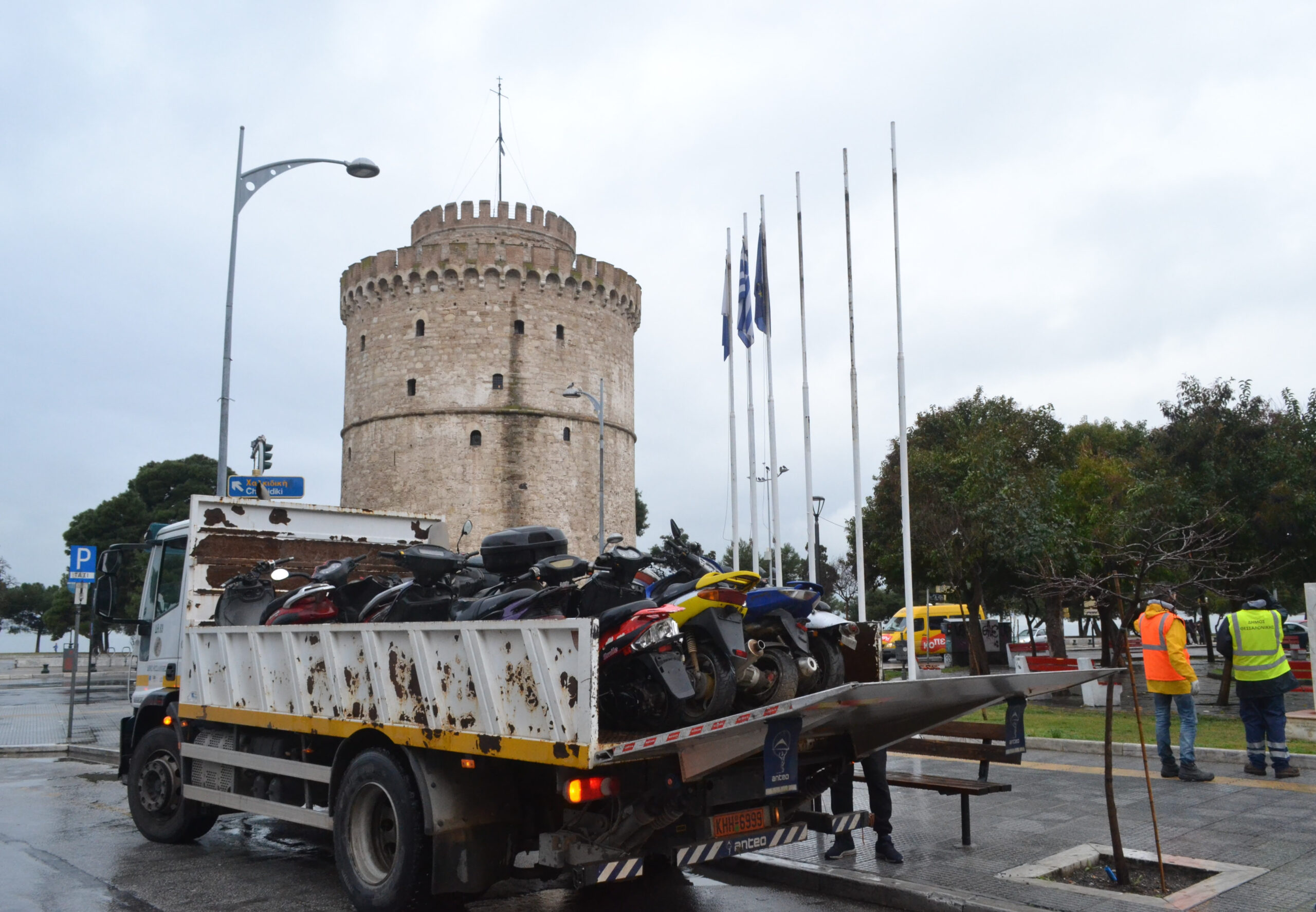 Εγκαταλελειμμένα μηχανάκια απομάκρυνε από το κέντρο της πόλης ο δήμος Θεσσαλονίκης (ΦΩΤΟ)