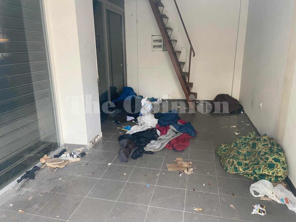 Αυτοψία στον Βαρδάρη: Άστεγοι βρίσκουν καταφύγιο σε εγκαταλελειμμένα καταστήματα (ΦΩΤΟ)