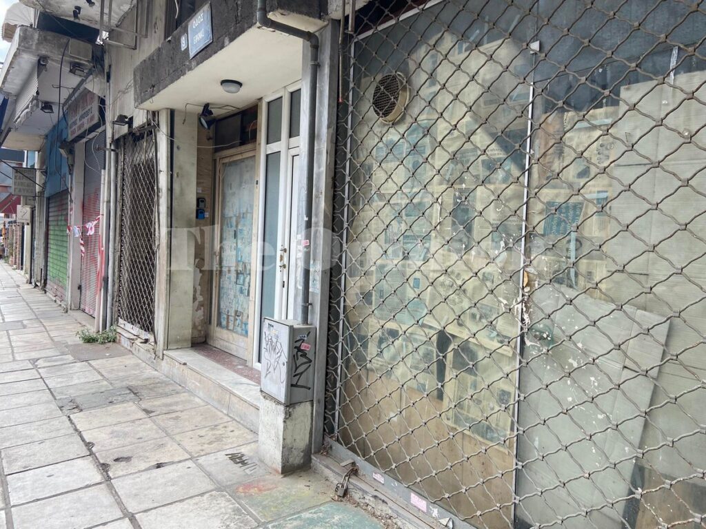 Αυτοψία στον Βαρδάρη: Άστεγοι βρίσκουν καταφύγιο σε εγκαταλελειμμένα καταστήματα (ΦΩΤΟ)