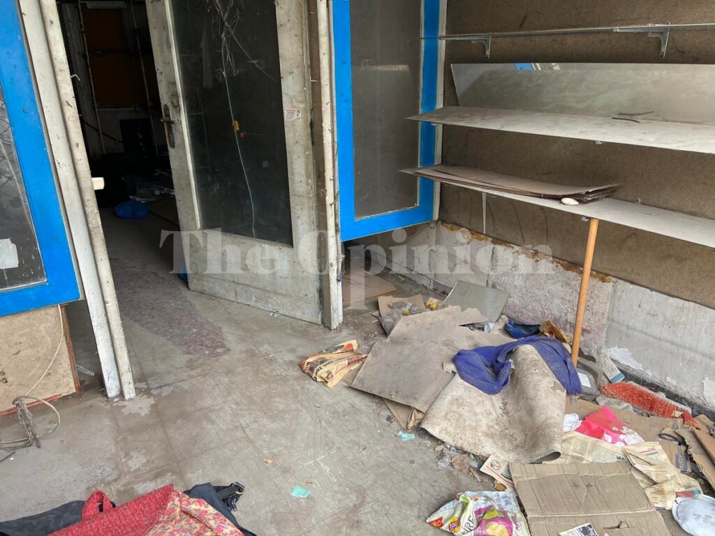 Αυτοψία στον Βαρδάρη: Άστεγοι βρίσκουν καταφύγιο σε εγκαταλελειμμένα καταστήματα (ΦΩΤΟ)