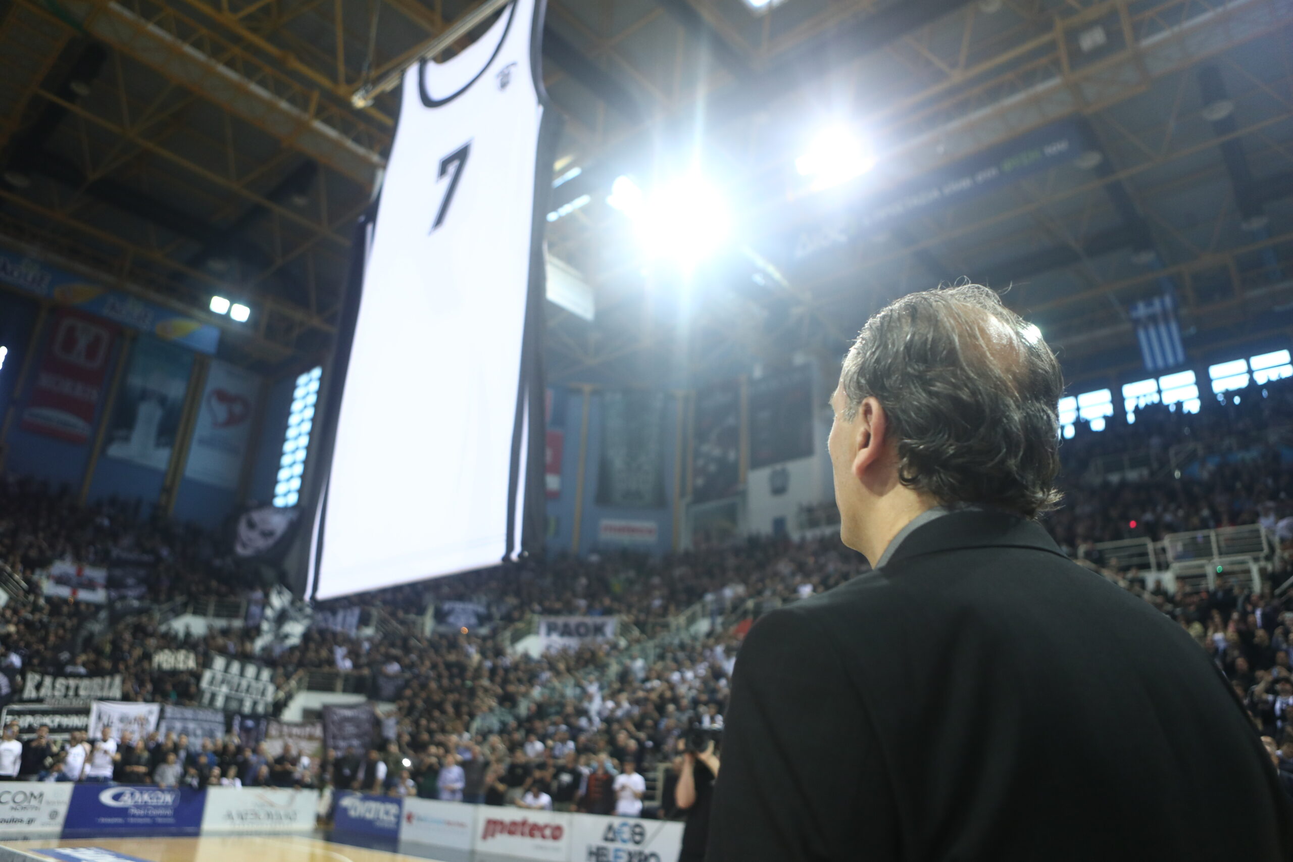 H φανέλα του θρύλου Μπάνε Πρέλεβιτς για πάντα στην οροφή του PAOK Sports Arena (ΦΩΤΟ)