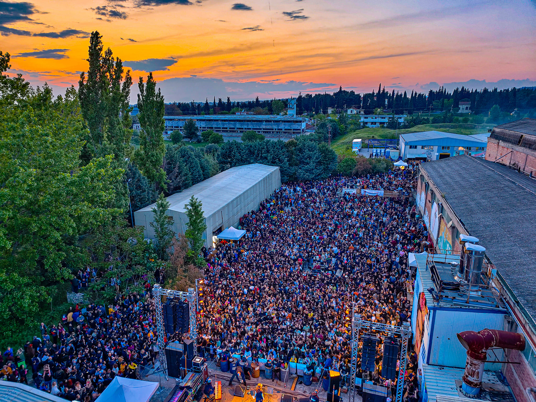 Θεσσαλονίκη: Χιλιάδες κόσμος στη συναυλία της ΒΙΟΜΕ – Τραγουδούν Παπακωνσταντίνου και Χαρούλης (VIDEO)