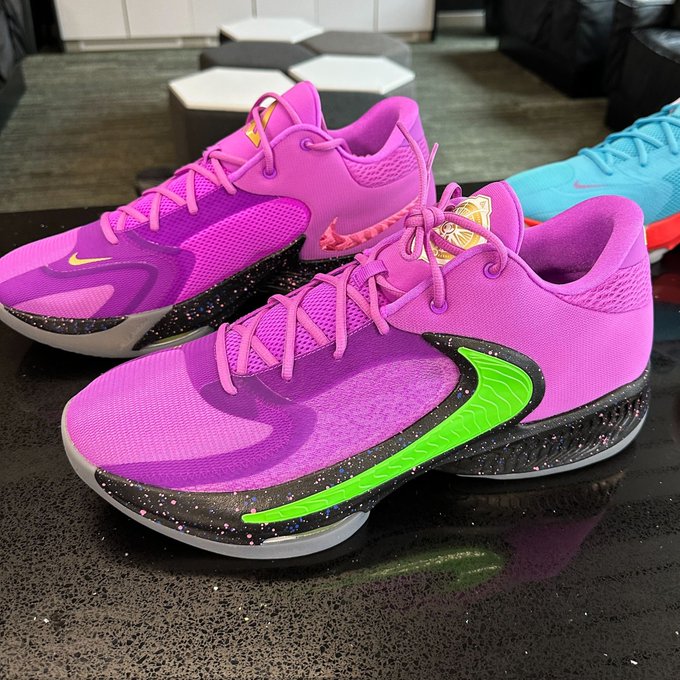 Ο Αντετοκούμπο χαρίζει τα παπούτσια του σε μια μικρή θαυμάστρια του (video)