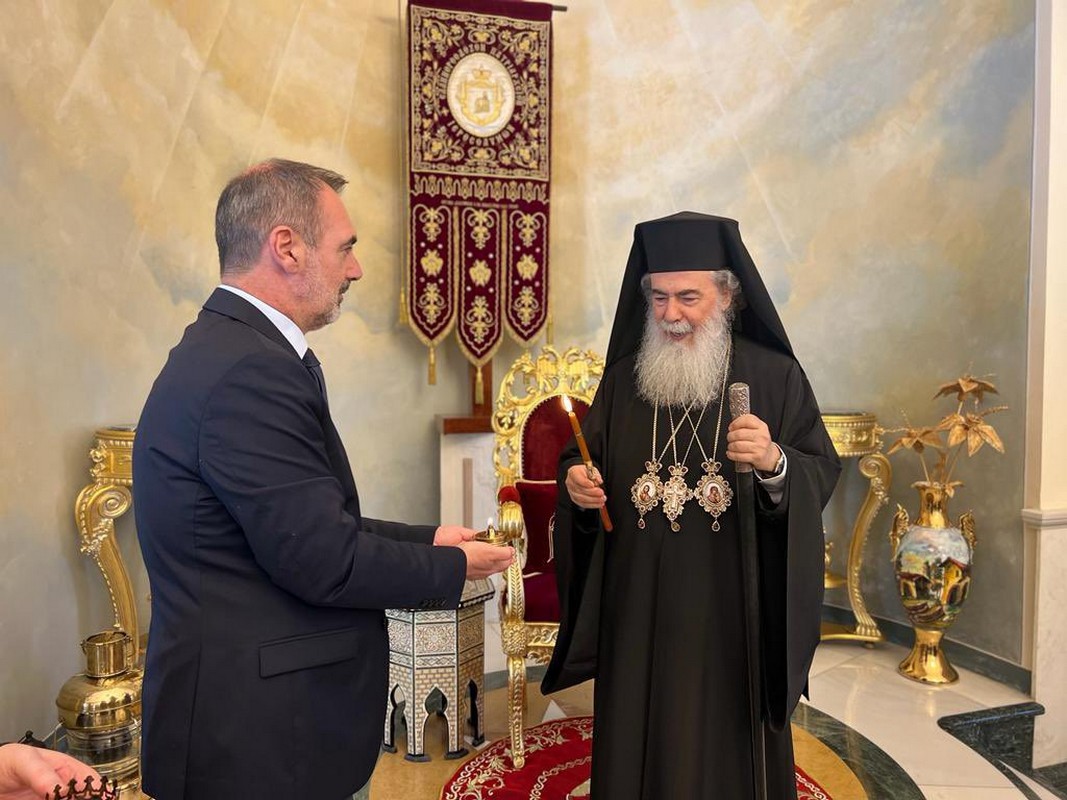 Παραδόθηκε στην ελληνική αποστολή το Άγιο Φως