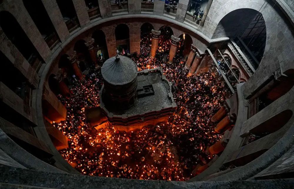 Ολοκληρώθηκε η αφή του Αγίου Φωτός στα Ιεροσόλυμα – Το απόγευμα στην Ελλάδα