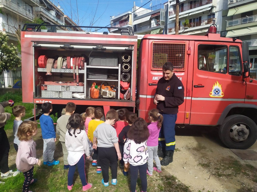 Πυροσβέστες ενημερώνουν τα παιδιά του «Ουράνιου Τόξου» του Δήμου Παύλου Μελά