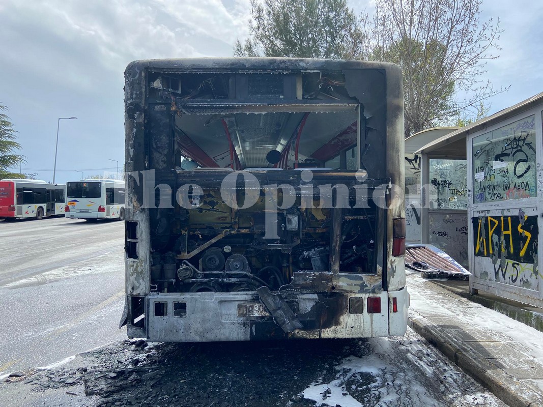 Θεσσαλονίκη: Στις φλόγες λεωφορείο του ΟΑΣΘ – Έπαθε βλάβη στον κινητήρα (VIDEO)