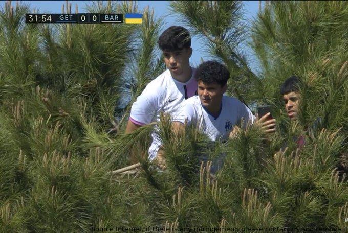 Οπαδοί έγιναν «ταρζάν» για να παρακολουθήσουν αγώνα (video)