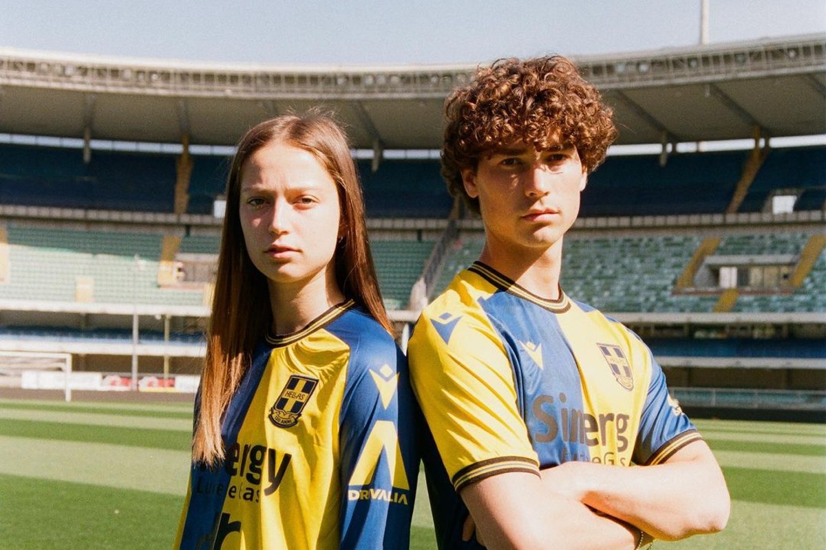 Η Ελλάς Βερόνα παρουσίασε επετειακή φανέλα με την Ελληνική σημαία (video)