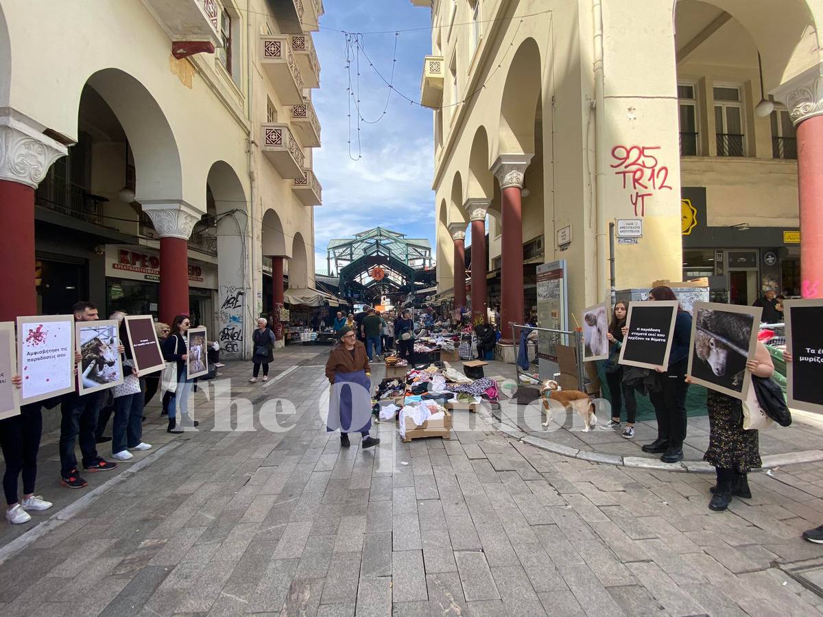 Θεσσαλονίκη: «Τα έθιμά σας μυρίζουν θάνατο» – Διαμαρτυρία για τη σφαγή ζώων στο Καπάνι (ΦΩΤΟ-VIDEO)