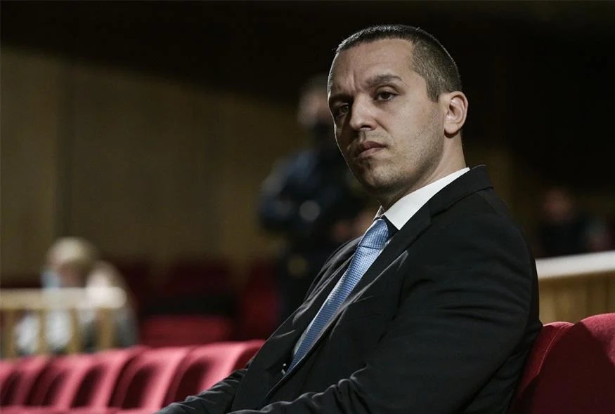 Άφαντος ο Κασιδιάρης στη δίκη για τη Χρυσή Αυγή – Τι αναφέρει ο δικηγόρος του