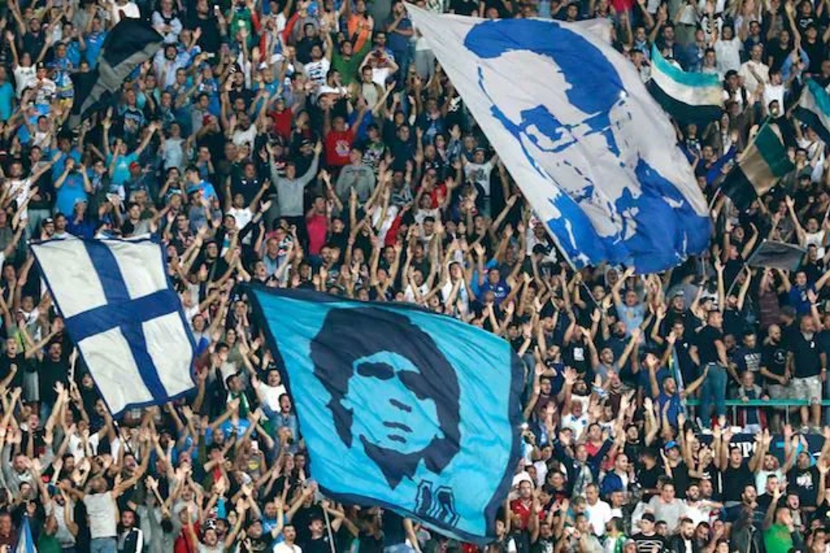 Οι οπαδοί της Νάπολι πλακώθηκαν μεταξύ τους στις εξέδρες (video)