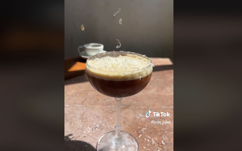 Νέο trend του TikTok – Espresso martini με… παρμεζάνα (VIDEO)