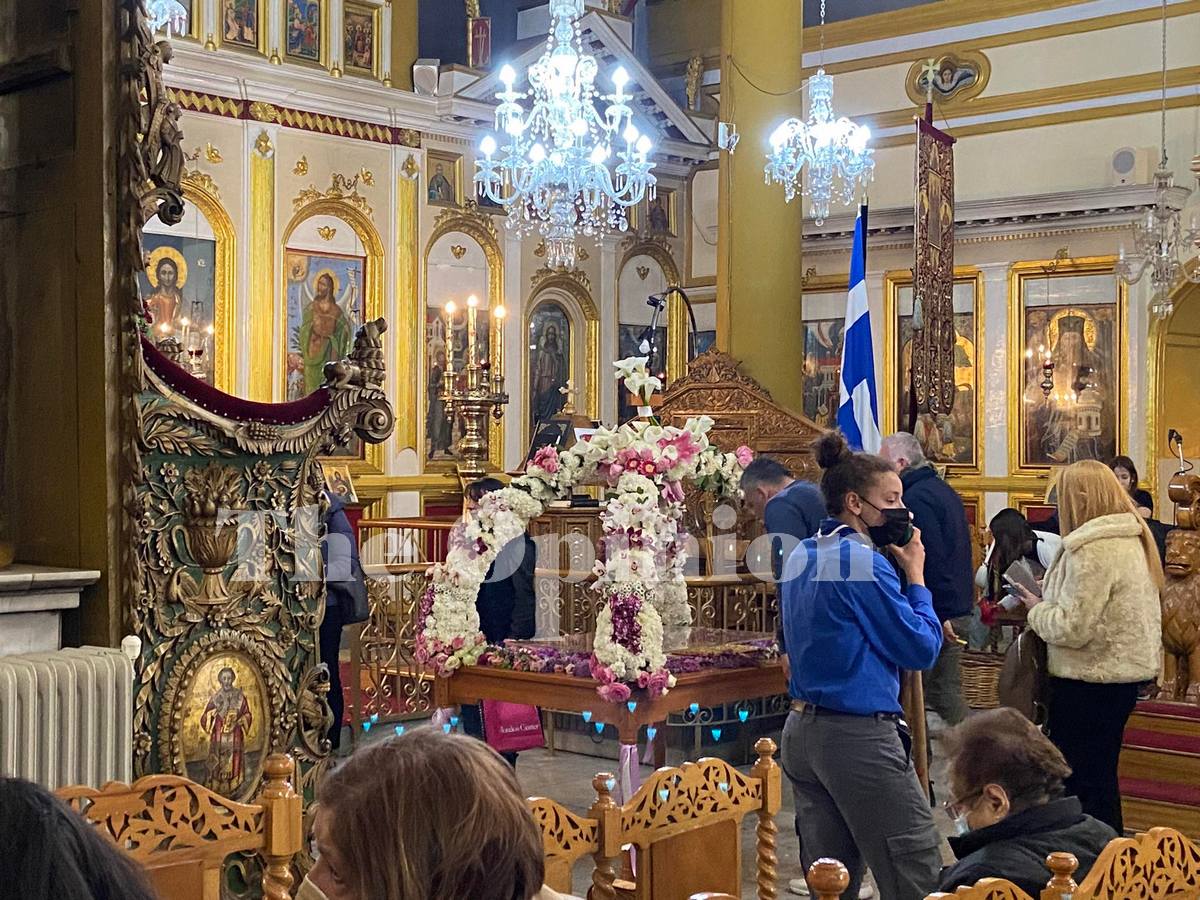Θεσσαλονίκη: Ουρές πιστών για τον επιτάφιο του Αγίου Μηνά – «Είναι ιεροτελεστία» (ΦΩΤΟ-VIDEO)