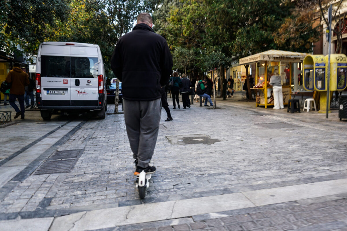 Θεσσαλονίκη: Πάτησε ανήλικη πεζή με το πατίνι και έφυγε ανενόχλητος