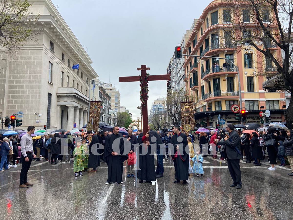 Υπό βροχή η περιφορά του πρώτου επιταφίου στη Θεσσαλονίκη (ΦΩΤΟ-VIDEO)
