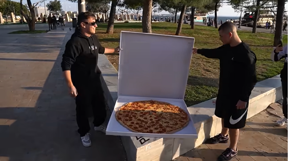 Θεσσαλονίκη: Youtuber κέρασε πίτσα σε περαστικούς στον Λευκό Πύργο (VIDEO)