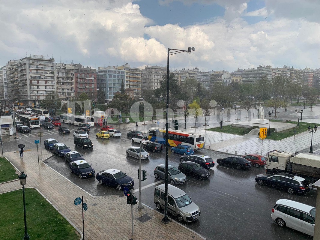 «Άνοιξαν» οι ουρανοί στο κέντρο της Θεσσαλονίκης – Έντονη βροχόπτωση και χαλάζι (ΦΩΤΟ+VIDEO)