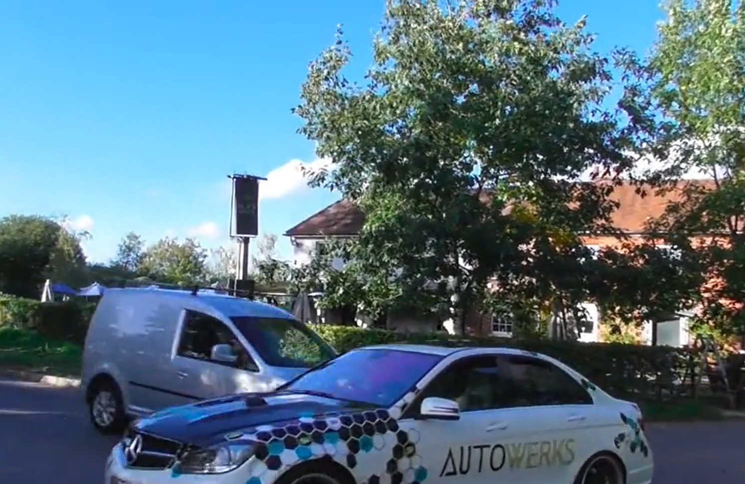 Το τρακάρισμα που έχει διχάσει το TikTok: Ποιος φταίει (VIDEO)