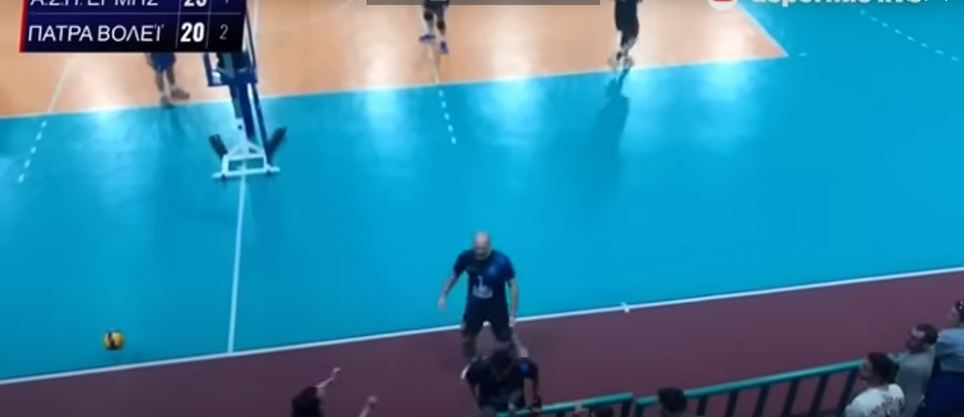 Χαμός μετά από πανηγυρισμό βολεϊμπολίστα προς την κερκίδα – Οπαδός χτύπησε τον παίκτη και προπονητή