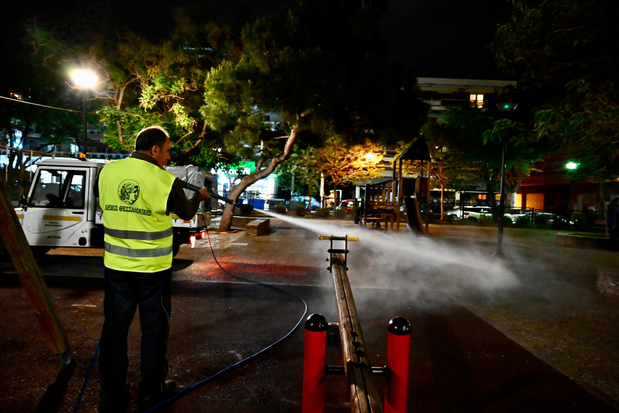 Βραδινός καθαρισμός του πάρκου Μυστακίδη από υπάλληλους του δήμου Θεσσαλονίκης (ΦΩΤΟ)