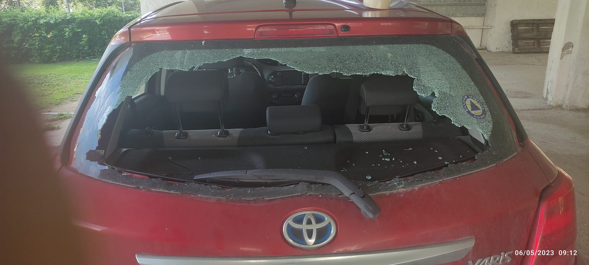 Έσπασαν αυτοκίνητο για… μερικά φυλλάδια του ΠΑΣΟΚ