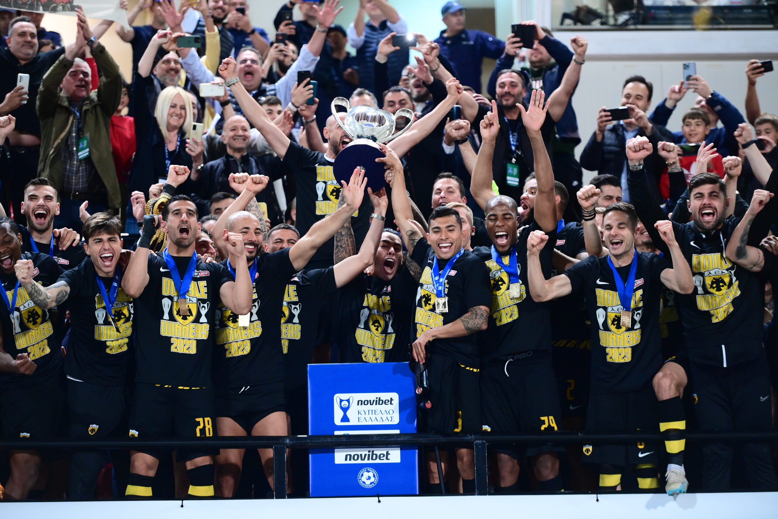 Οι πανηγυρισμοί των παικτών της ΑΕΚ και η απονομή του Κυπέλλου (video)