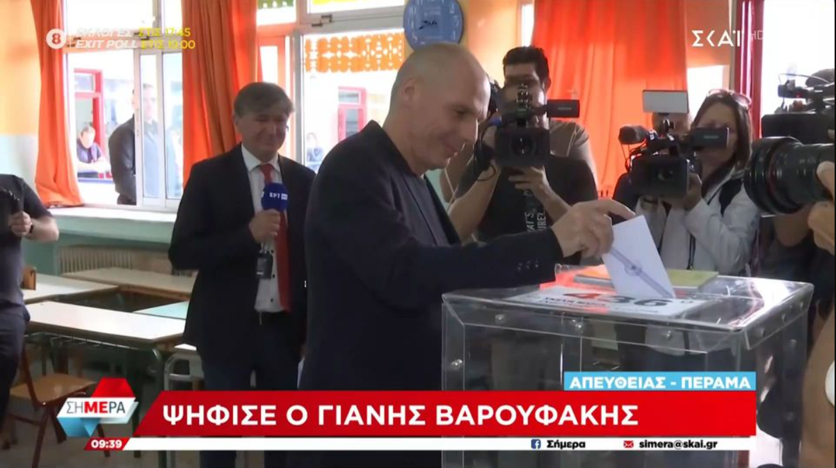 Ψήφισε ο Γιάνης Βαρουφάκης: «Μαγική στιγμή πίσω από το μπλε παραβάν»  (VIDEO)