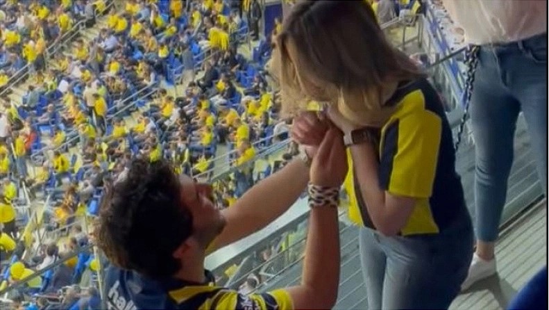 Φίλος της Φενέρμπαχτσε έκανε πρόταση γάμου στην αγαπημένη του κατά την διάρκεια του Game 3 (BINTEO)