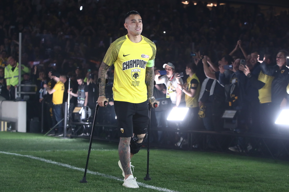 Aποθέωση ΑΣ Άρη: «Μεγαλώνουμε τα παιδιά μας για να γίνουν Σέρχιο Αραούχο – Άλκη ζεις!»