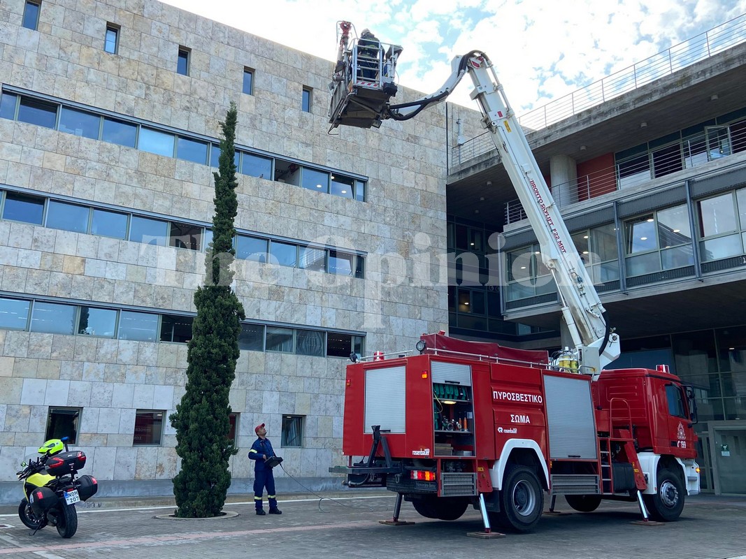 Θεσσαλονίκη: Εικόνες πολέμου στο Δημαρχείο μετά τα 5,8 ρίχτερ στο πλαίσιο άσκησης (ΦΩΤΟ+VIDEO)