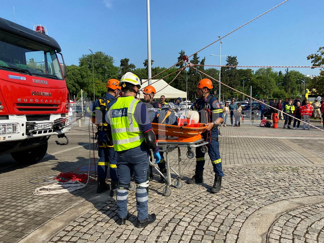Θεσσαλονίκη: Εικόνες πολέμου στο Δημαρχείο μετά τα 5,8 ρίχτερ στο πλαίσιο άσκησης (ΦΩΤΟ+VIDEO)