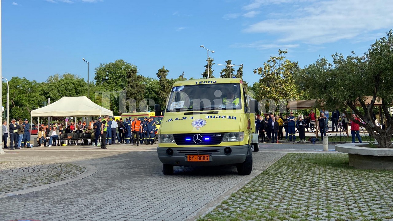 Θεσσαλονίκη: Εικόνες πολέμου στο Δημαρχείο μετά τα 5,8 ρίχτερ στο πλαίσιο άσκησης (ΦΩΤΟ+VIDEO)