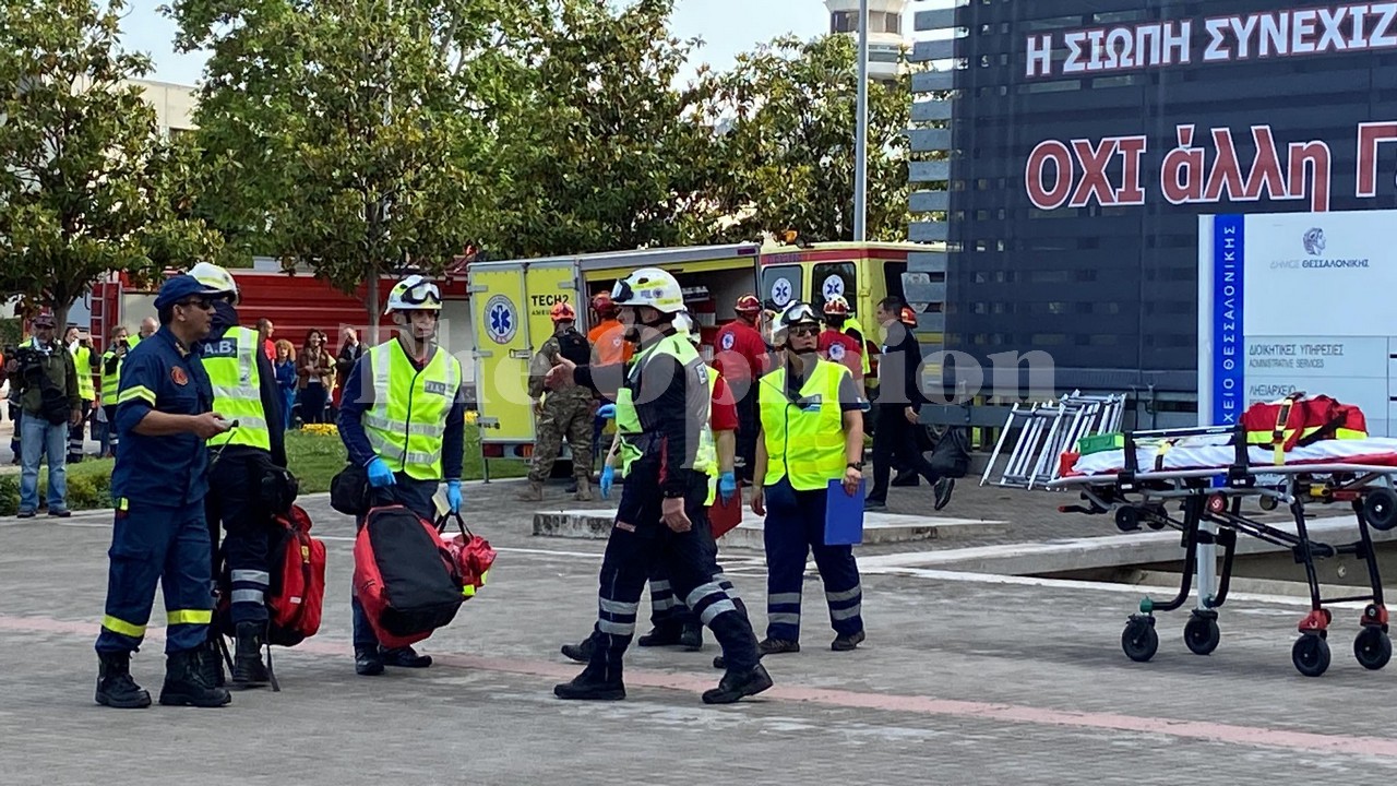 Θεσσαλονίκη: Εικόνες πολέμου στο Δημαρχείο μετά τα 5,8 ρίχτερ στο πλαίσιο άσκησης (ΦΩΤΟ+VIDEO)