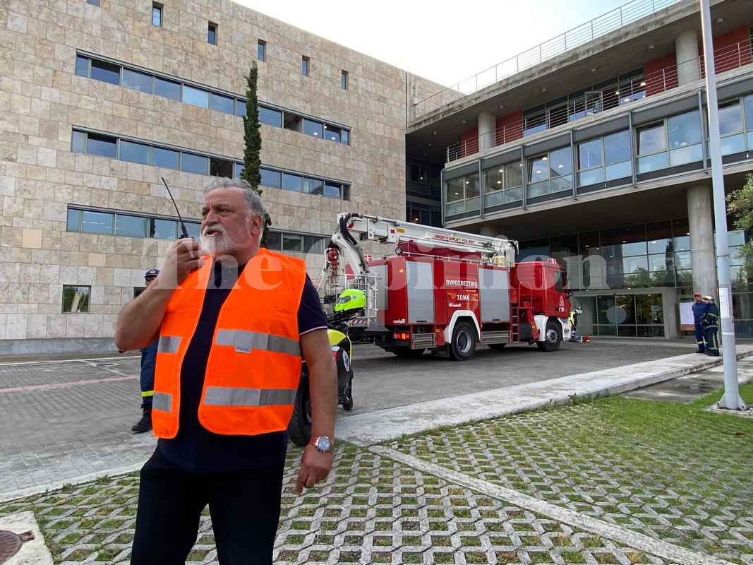 Θεσσαλονίκη: Εικόνες πολέμου στο Δημαρχείο μετά τα 5,8 ρίχτερ στο πλαίσιο άσκησης (ΦΩΤΟ+VIDEO)
