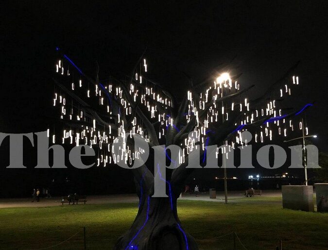 Θεσσαλονίκη: Το εντυπωσιακό φωτοβολταϊκό δέντρο στη  Νέα Παραλία (ΦΩΤΟ)