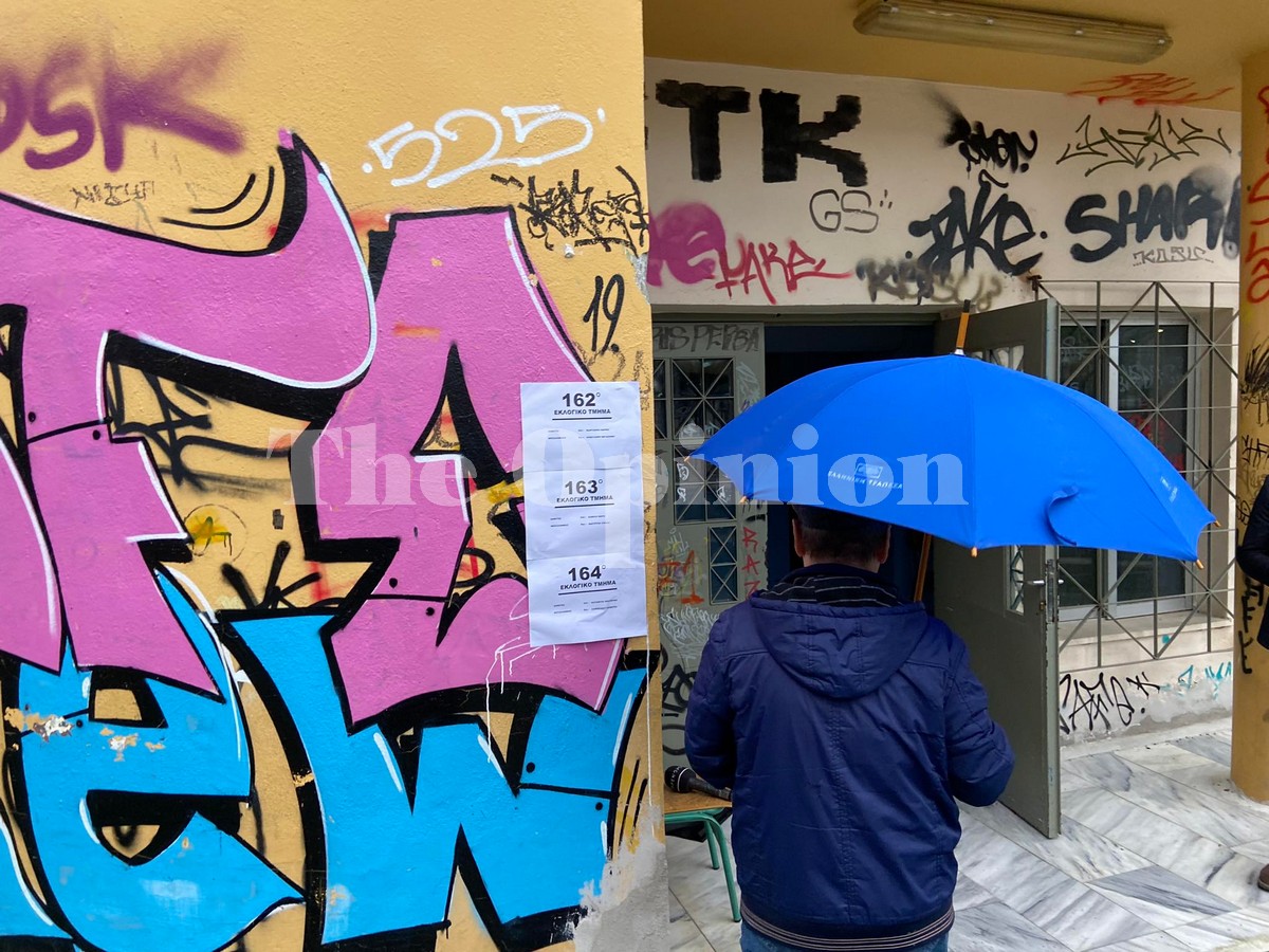 Θεσσαλονίκη: Με απρόοπτα άνοιξαν οι κάλπες στο εκλογικό τμήμα που ψηφίζει ο Κώστας Καραμανλής